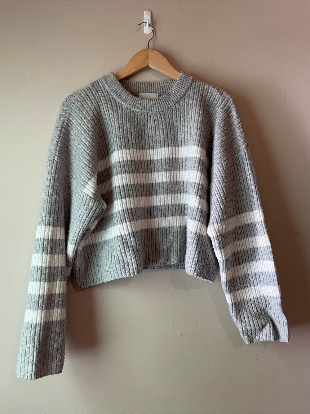🐱 Pink Rose | Grey & White Sweater